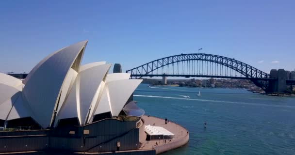 日落时 悉尼的城市景观形象与悉尼歌剧院 海港大桥和悉尼的天际线 从上面看 从空中看 — 图库视频影像