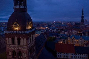 Riga 'nın merkezi, Letonya. Aziz Peter Kilisesi 'nin havadan görünüşü. Katedralin panoramik manzarasını kapatın. Arka planda Riga eski kasabası var..