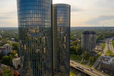 Riga, Letonya. 30 Mayıs 2019. Riga 'da Daugava nehrinin kıyısındaki güzel cam gökdelen. Swedbank gökdeleni.