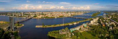 Riga, Letonya 'nın güzel panoramik manzarasının havadan görüntüsü.