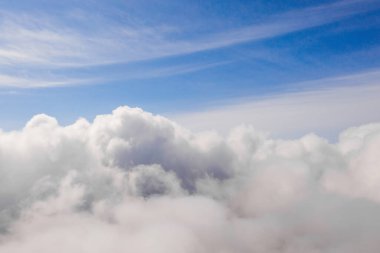 Bulutlu mavi gökyüzü. Doğa gökyüzü arkaplanı.