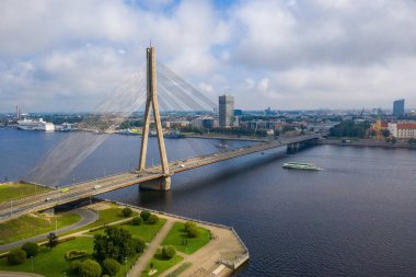 Riga, Letonya 'nın güzel panoramik manzarasının havadan görüntüsü.