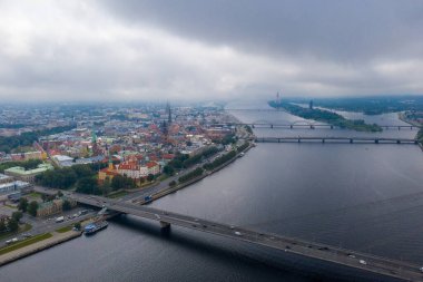 Riga, Letonya 'nın güzel panoramik manzarasının havadan görüntüsü.
