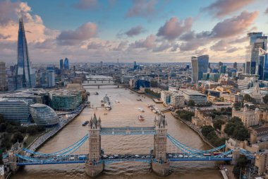 Yukarıdan güzel bir Londra manzarası var. Birçok binası ve dar sokakları olan sihirli şehir Londra
