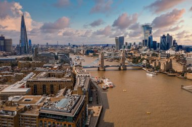 Yukarıdan güzel bir Londra manzarası var. Birçok binası ve dar sokakları olan sihirli şehir Londra