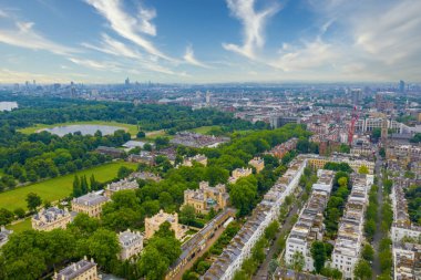 Londra 'nın yukarıdan güzel bir manzarası var. Hyde Parkı görünürde. Londra' nın büyülü bir şehri ve dar sokakları var.