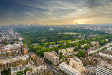 Londra 'nın yukarıdan güzel bir manzarası var. Hyde Parkı görünürde. Londra' nın büyülü bir şehri ve dar sokakları var.