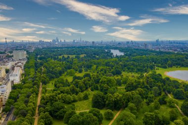 Londra 'nın yukarıdan güzel bir manzarası var. Hyde Parkı görünürde. Londra' nın büyülü bir şehri ve dar sokakları var.