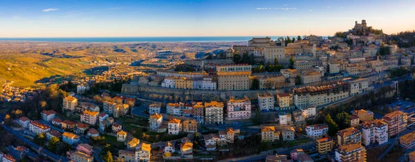 San Marino şehir manzarası. İtalya dönüm noktası. Samimi tarihi San Marino Noel sabahı boş sokakları. San Marino 'nun güzel manzarası.