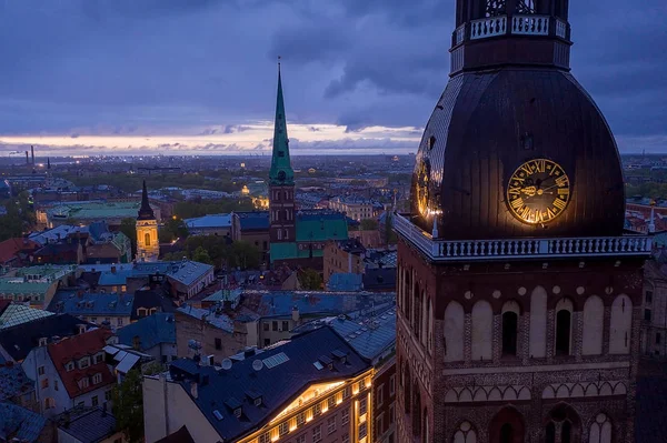 拉脱维亚里加市中心 从空中俯瞰圣彼得教堂 以里加古城为背景的大教堂全景近景 — 图库照片