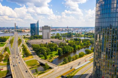 Riga, Letonya, 30 Temmuz 2019. Riga, Letonya 'nın merkezindeki Z-Kuleleri' nin güzel hava manzarası. Arka planda eski şehir ve nehir Daugava ile güzel bir yaz manzarası..