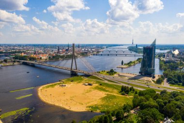 Riga, Letonya 'nın güzel panoramik manzarasının havadan görüntüsü.