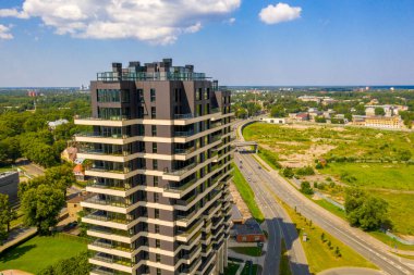 Riga, Letonya 'nın güzel panoramik manzarasının havadan görüntüsü.