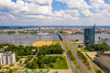 Riga, Letonya 'nın güzel panoramik manzarasının havadan görüntüsü.
