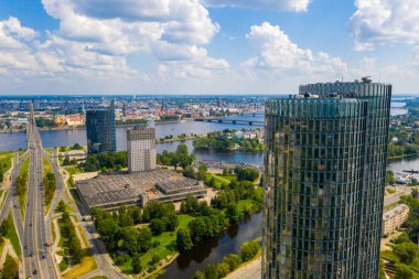 Riga, Letonya, 30 Temmuz 2019. Riga, Letonya 'nın merkezindeki Z-Kuleleri' nin güzel hava manzarası. Arka planda eski şehir ve nehir Daugava ile güzel bir yaz manzarası..