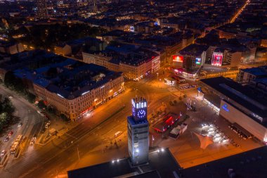 Büyülü pembe günbatımında Riga 'nın eski kasabasının güzel panoramik manzarası. Şehir sokak lambalarıyla aydınlanıyor..