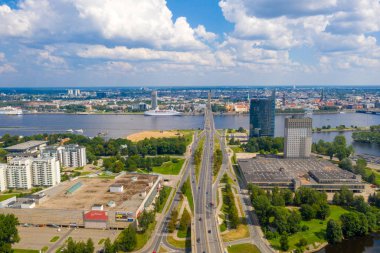 Riga, Letonya. 30 Mayıs 2019. Riga, Daugava Nehri 'nin karşısındaki köprü.