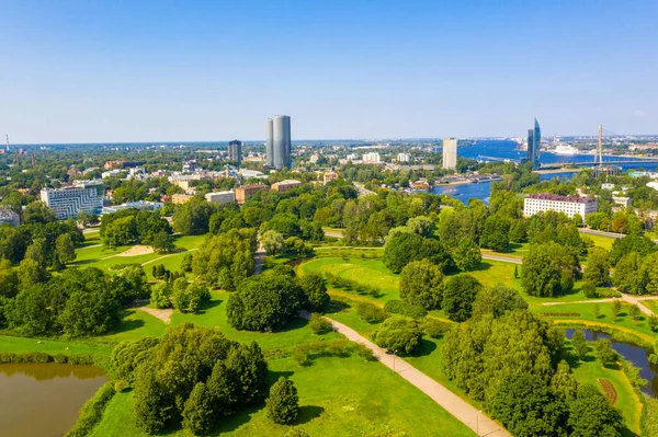 Vista Aérea Los Parques Riga Desde Arriba Hermosa Vista Verde —  Fotos de Stock