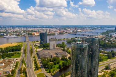 Riga, Letonya, 30 Temmuz 2019. Riga, Letonya 'nın merkezindeki Z-Kuleleri' nin güzel hava manzarası. Arka planda eski şehir ve nehir Daugava ile güzel bir yaz manzarası..