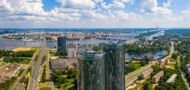 Riga, Letonya, 30 Temmuz 2019. Riga, Letonya 'nın merkezindeki Z-Kuleleri' nin güzel hava manzarası. Arka planda eski şehir ve nehir Daugava ile güzel bir yaz manzarası..