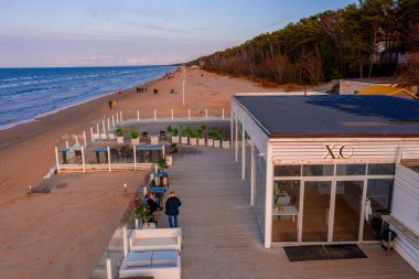 Jurmala, Letonya. 10 Haziran 2019. Sahilde, deniz kenarında bulunan bir plaj restoranı. Güzel dinlenme yeri büyülü günbatımında soğuk bölge.