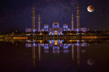 Yıldızlı ve dolunaylı güzel gece gökyüzü Şeyh Zayed 'in üzerinde Abu Dabi, Birleşik Arap Emirlikleri' ndeki Büyük Cami..