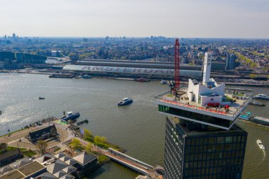 Amsterdam, Hollanda. 10 Haziran 2019. Modern bina ve çiplerle Amsterdam kanallarının havadan görünüşü.