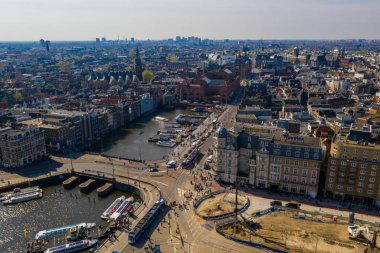 Güzel bir yaz gününde Amsterdam 'ın panoramik hava manzarası klasik katedralin yanındaki Hollanda..