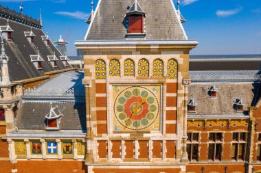 Hollanda 'nın yukarısından Amsterdam Merkez Tren İstasyonu' nun hava görüntüsü