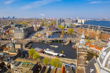Güzel bir yaz gününde Amsterdam 'ın panoramik hava manzarası klasik katedralin yanındaki Hollanda..