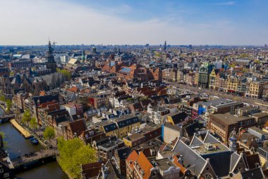 Güzel bir yaz gününde Amsterdam 'ın panoramik hava manzarası klasik katedralin yanındaki Hollanda..