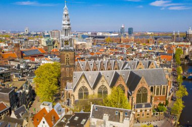 Güzel bir yaz gününde Amsterdam 'ın panoramik hava manzarası klasik katedralin yanındaki Hollanda..