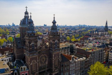 Güzel bir yaz gününde Amsterdam 'ın panoramik hava manzarası klasik katedralin yanındaki Hollanda..