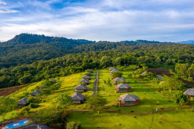Kilimanjaro volkanı yakınlarındaki Tanzanya 'daki Safari Pansiyonu' nun havadan görüntüsü. Güzel tropikal orman kulübesi.