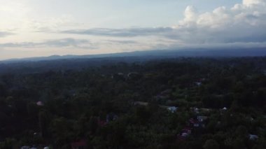 Tanzanya 'daki Kilimanjaro Dağı' nın hava manzarası. Ormanın ortasında duran kocaman bir dağ. Güzel manzara.