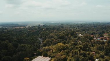 Tanzanya 'daki Kilimanjaro Dağı' nın hava manzarası. Ormanın ortasında duran kocaman bir dağ. Güzel manzara.