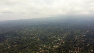 Tanzanya 'daki Kilimanjaro Dağı' nın hava manzarası. Ormanın ortasında duran kocaman bir dağ. Güzel manzara.