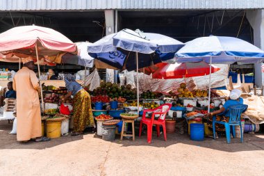 MOSHI TOWN, TANZANIA - Mart 2019: Tanzanya 'nın Moshi kasabasında bazı satıcı ve alıcılarla yerel meyve ve sebze pazarı