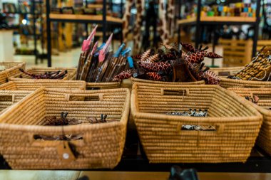10 Mart 2020. Tanzanya, Moshi. El yapımı ya da el yapımı Afrikalı hatıraları. Geleneksel Afrika maskeleri, heykelcikler ve diğer hatıra eşyaları Tanzanya, Afrika 'da bir hediyelik eşya dükkanında satılıyor..