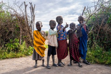 Tanzanya, Kilimanjaro. 10 Mart 2020. Afrika savanasındaki Masai çocukları. Manzarayı kapat. Tanzanya.