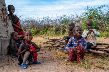 Tanzanya, Kilimanjaro. 10 Mart 2020. Afrika savanasındaki Masai çocukları. Manzarayı kapat. Tanzanya.