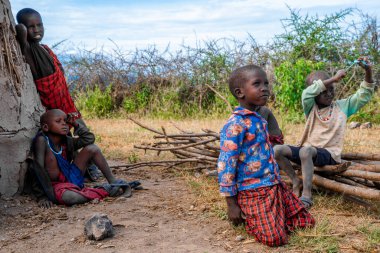 Tanzanya, Kilimanjaro. 10 Mart 2020. Afrika savanasındaki Masai çocukları. Manzarayı kapat. Tanzanya.