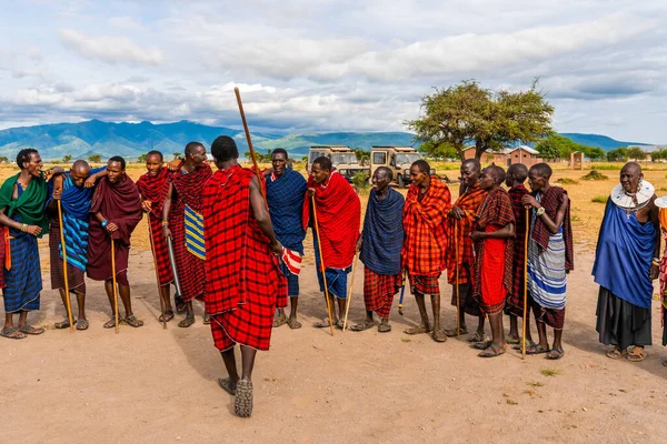 TANZANIA, AFRICA-MARCH 9 Mart 2020: Geleneksel atlayışları kültürel tören olarak yapan Masai savaşçıları, yerel halkın günlük yaşamını 9 Mart 2020 tarihinde gözden geçirdiler. Tanzanya.