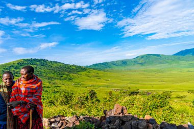 Ngorongoro Krateri, Tanzanya, Afrika - 5 Mart 2020: Yerel halk Ngorongoro Ulusal Parkı 'nda yol kenarında bekliyor..