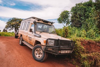 Tanzanya, Kilimanjaro. Mart 05, 2020. Çatı 4x4 safari cipleri Tanzanya 'da Afrika vahşi yaşam safarisinde.