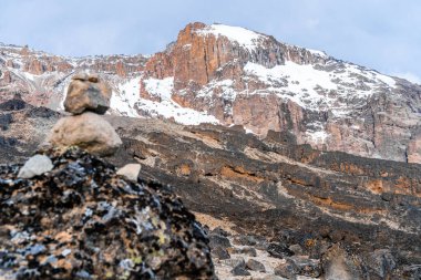 Kilimanjaro dağından Tanzanya ve Kenya 'nın güzel manzarası. Kilimanjaro volkanı etrafındaki kayalar, çalılar ve boş volkanik arazi..