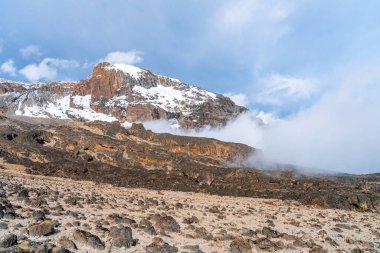 Kilimanjaro dağından Tanzanya ve Kenya 'nın güzel manzarası. Kilimanjaro volkanı etrafındaki kayalar, çalılar ve boş volkanik arazi..
