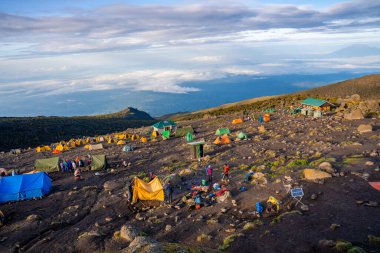 Kilimanjaro Dağı 'ndaki çadırlarda kamp kurarak Tanzanya' daki buzulları, Uhuru Tepesi 'ne giden Afrika portakal çadırlarını görmek için..
