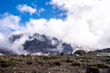 Kilimanjaro Dağı 'nın panoramik manzarası, Tanzanya. Afrika 'daki güzel dağ. 