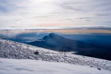 Kilimanjaro dağından Tanzanya ve Kenya 'nın güzel manzarası. Kilimanjaro volkanı etrafındaki kayalar, çalılar ve boş volkanik arazi..